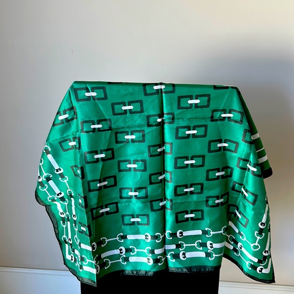 Rich emerald hues chain link make up this beautiful scarf!  Offers welcome! - Picture 1 of 2